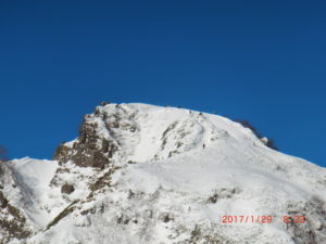 阿弥陀岳のアップです。右側のこぶに何人か登ってます。